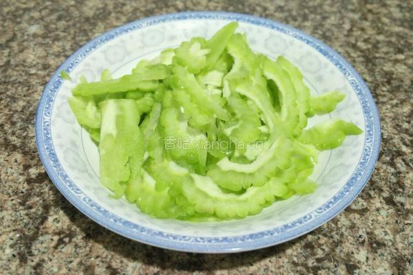 苦瓜炒牛肉的做法图解5