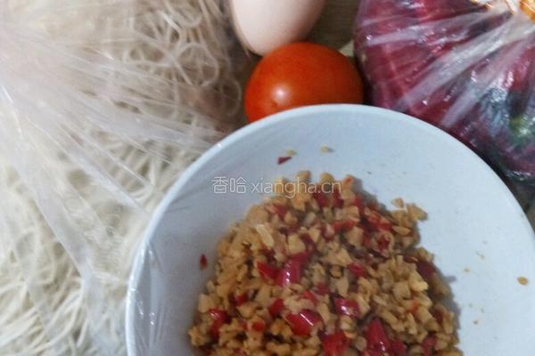 红尖椒配鸡蔬（凉面）的做法图解1