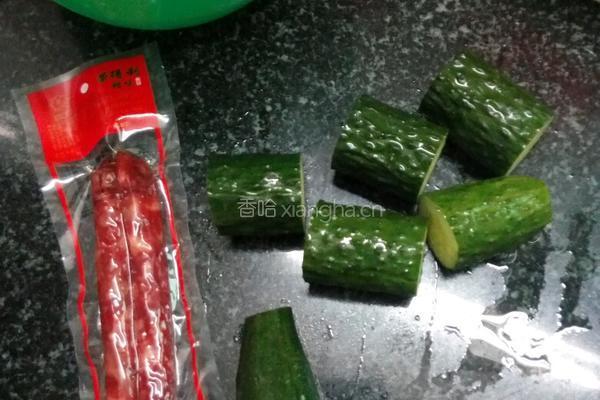 广式腊肠炒青瓜的做法图解1