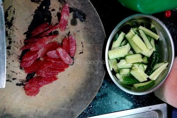 广式腊肠炒青瓜的做法图解2