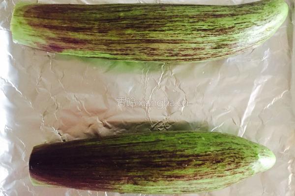 蒜蓉烤茄子的做法图解1