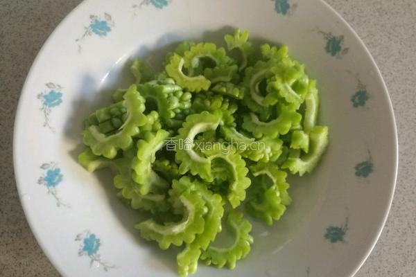苦瓜炒肉的做法图解1