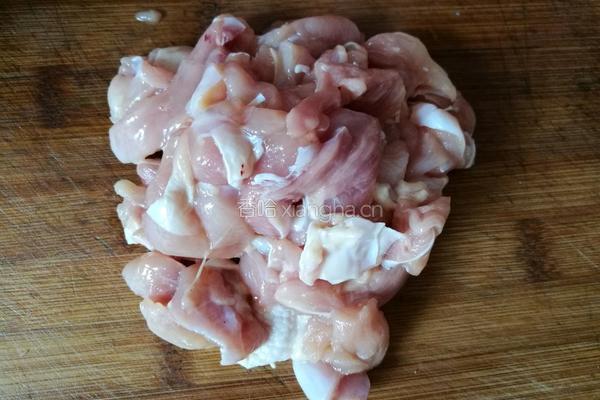 酸菜炒鸡腿肉的做法图解3