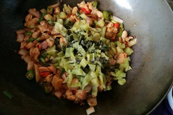 酸菜炒鸡腿肉的做法图解6