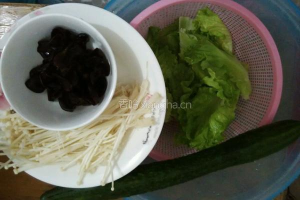 凉拌黄瓜木耳的做法图解1