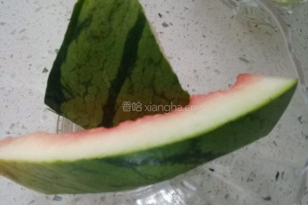 泡椒凤爪拌瓜皮的做法图解1