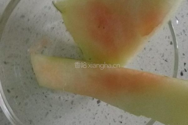 泡椒凤爪拌瓜皮的做法图解2