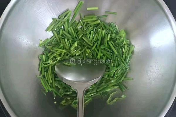 韭苔炒蛋定姐鸡蛋干的做法图解2