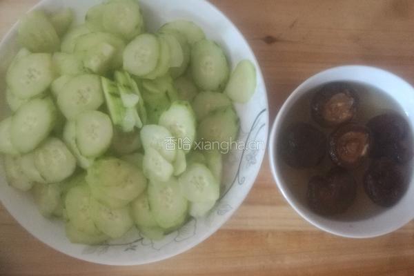 黄瓜肉片的做法图解1