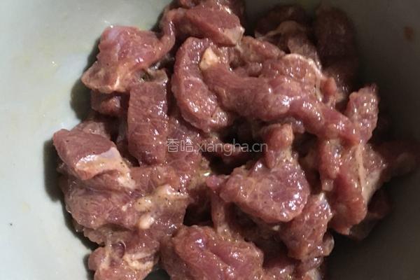 牛肉炒藕片的做法图解2