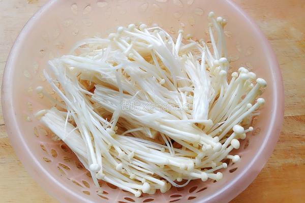 蒜蓉剁椒炒金针菇的做法图解1