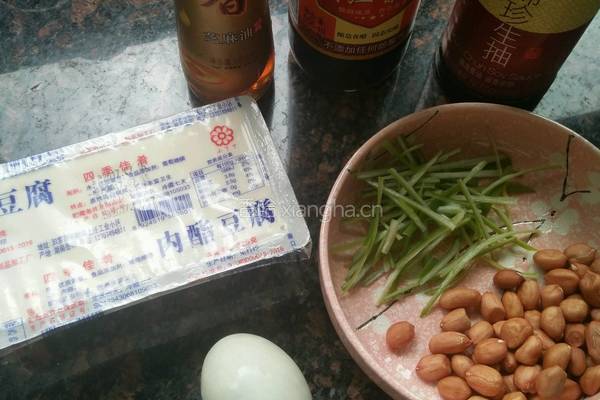 皮蛋豆腐的做法图解1