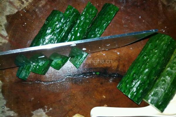 青瓜火腿炒腊肠的做法图解1