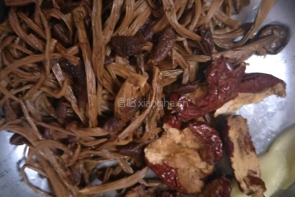 茶树菇排骨汤的做法图解3