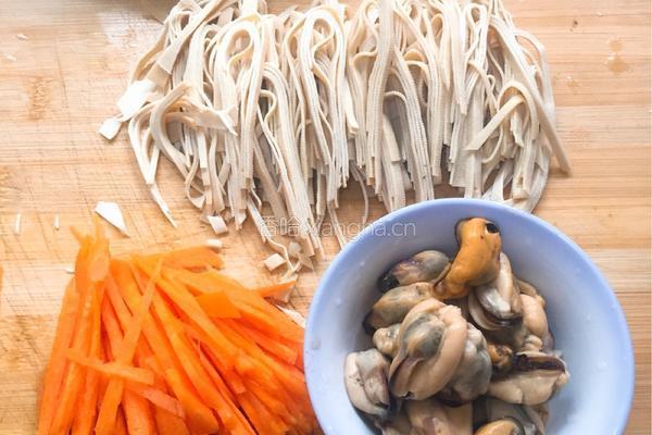 凉拌千层淡菜肉的做法图解1