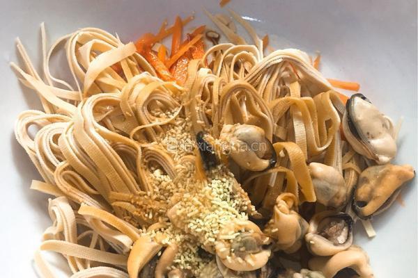 凉拌千层淡菜肉的做法图解2