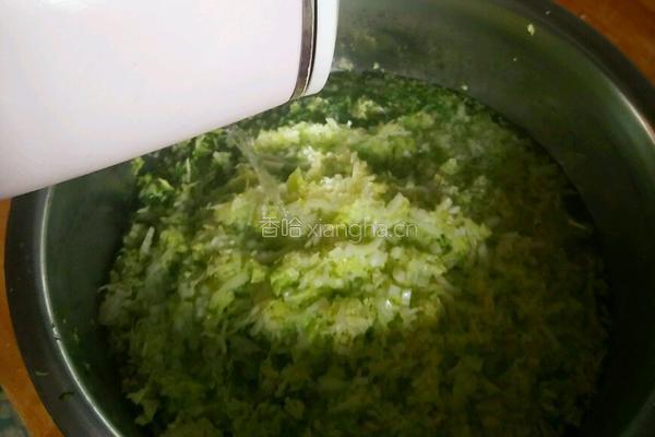 白菜虾仁饺子的做法图解4