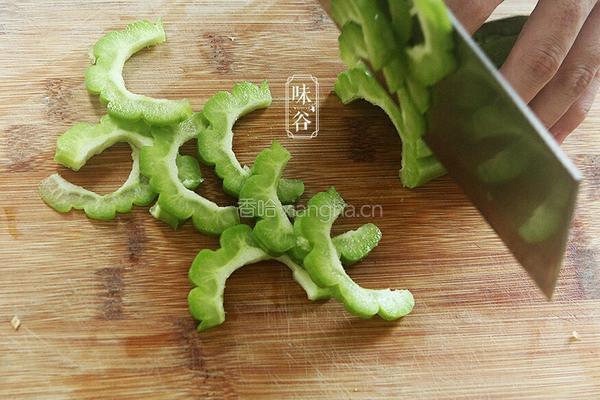 苦瓜炒鸡蛋的做法图解2