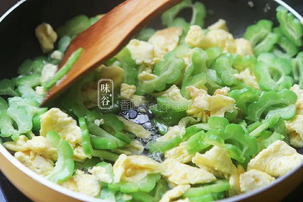 苦瓜炒鸡蛋的做法图解8