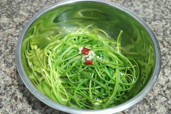 凉拌手撕蒜苔的做法图解8