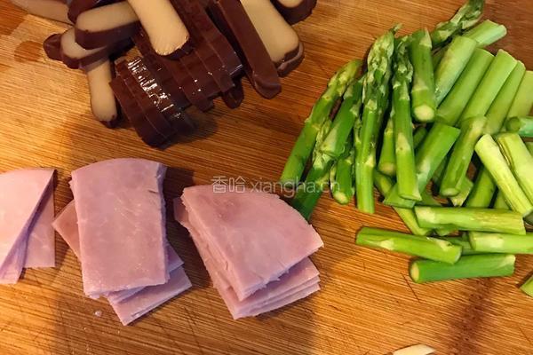芦笋炒火腿鸡蛋干的做法图解1