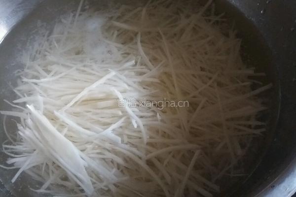 蒜蓉土豆丝的做法图解1