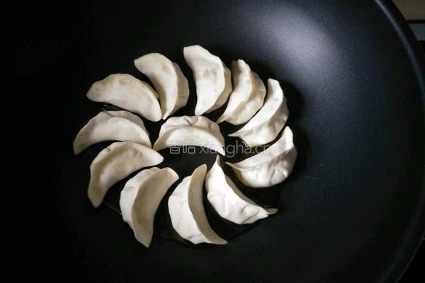 煎锅贴饺的做法图解6