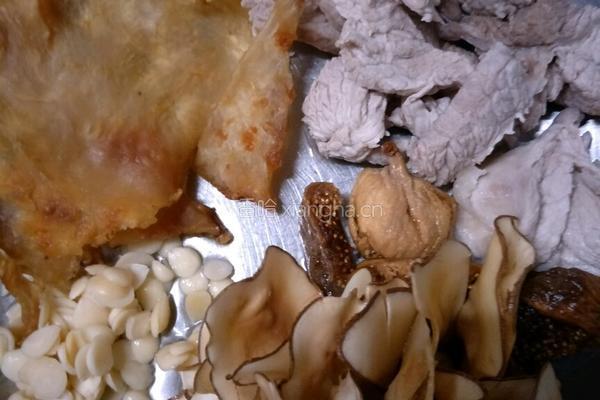 鳄鱼瘦肉汤的做法图解3