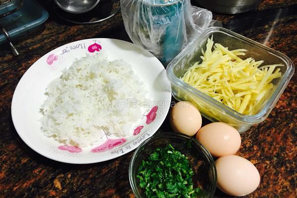 土豆鸡蛋煎冷饭的做法图解1