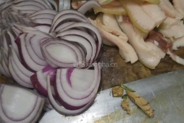 洋葱炒五花肉的做法图解1