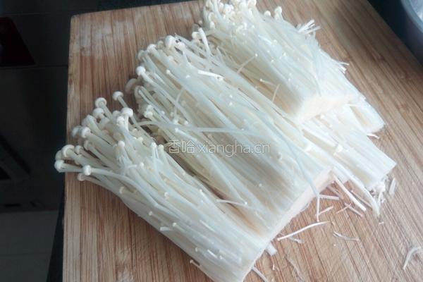可乐培根金针菇的做法图解1