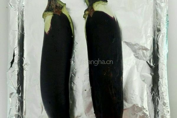 蒜蓉烤茄子的做法图解1