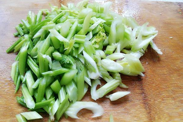 芹菜炒肉丝的做法图解2