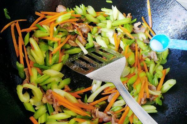 芹菜炒肉丝的做法图解7