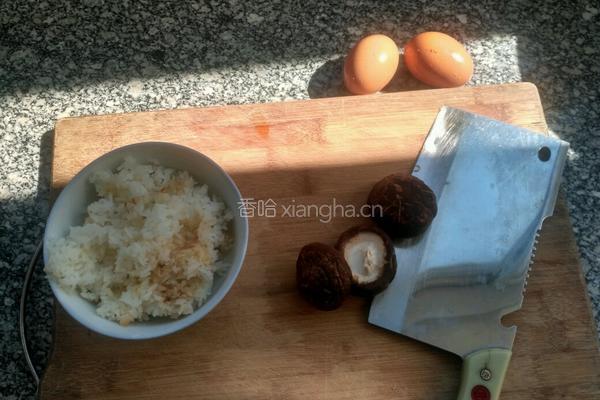 快手香菇蛋炒饭的做法图解1