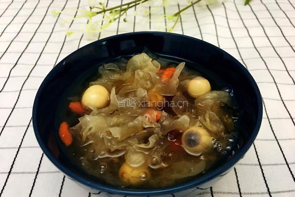 超级美味又易做的夏日饮品：桃胶皂角米雪燕银耳莲子羹的做法图解5