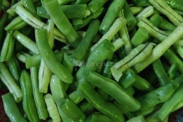 四季豆炒腊肉的做法图解2