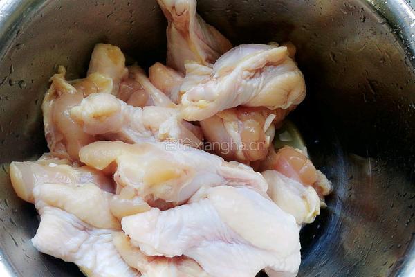 鸡翅根炖毛豆的做法图解1