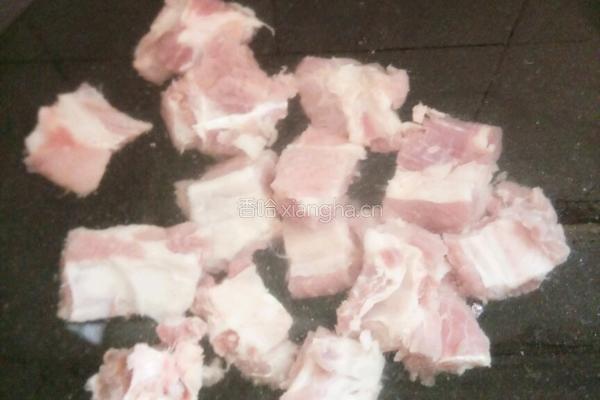 白萝卜玉米排骨汤的做法图解1