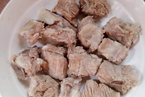 白萝卜玉米排骨汤的做法图解2