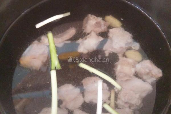 白萝卜玉米排骨汤的做法图解4