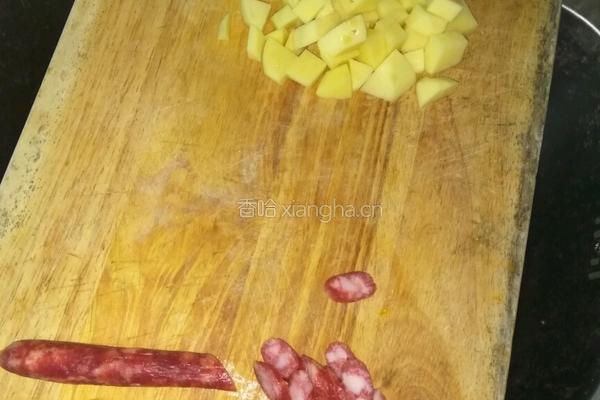 土豆腊肠焖饭的做法图解2