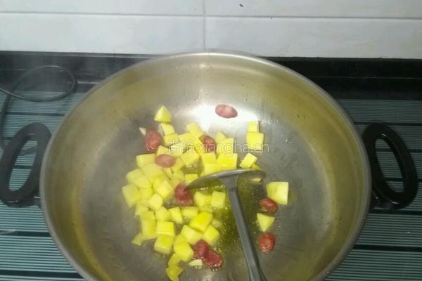 土豆腊肠焖饭的做法图解3