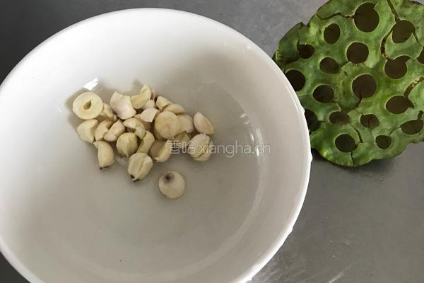 绿豆莲子汤的做法图解1