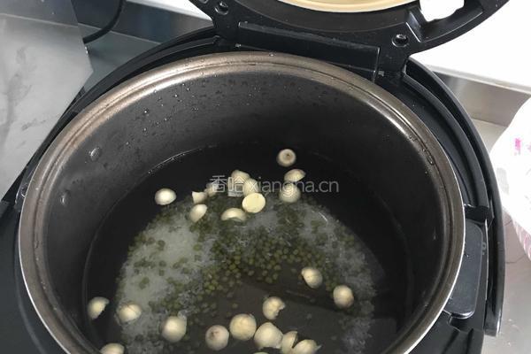 绿豆莲子汤的做法图解2