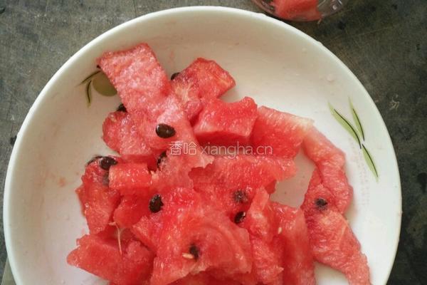 鲜榨西瓜汁的做法图解1
