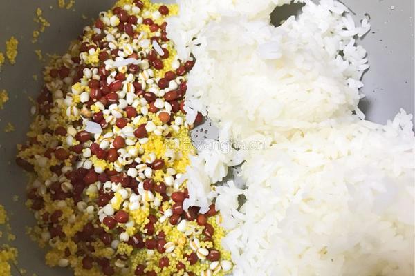 红豆薏米粥的做法图解2