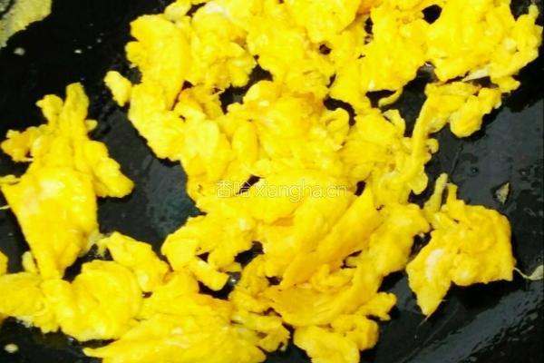 青豆莲子烩鸡蛋的做法图解2
