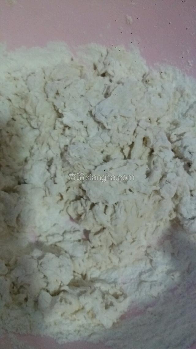 倒入泡打粉 盐搅匀