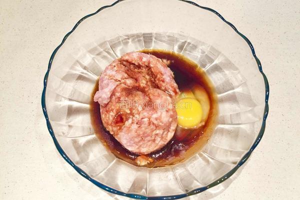 猪肉洋葱馅饼的做法图解1